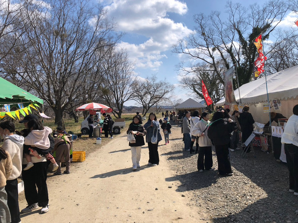 グルメが楽しめる屋台もずらりと並びます