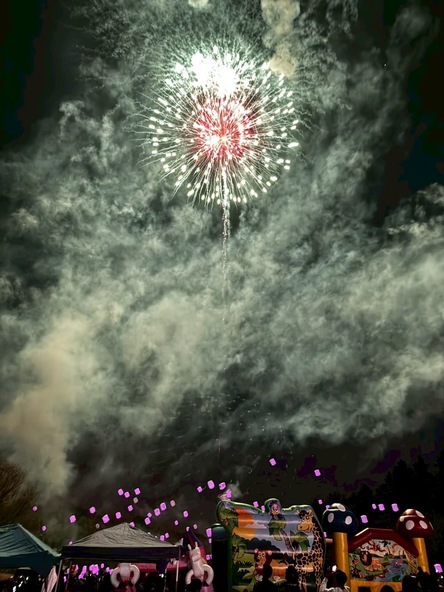 打ち上げ花火とランタン、花桃の共演に思わずうっとり♪