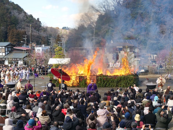 燃え盛る炎で災厄を祓います