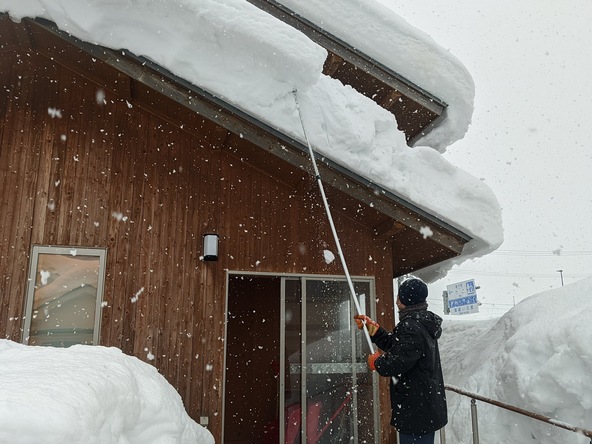 体験住宅の雪下ろしの様子