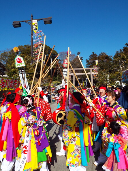 赤や黄色など、5～7色のたすきや鉢巻を身に付けた色鮮やかな衣装も特徴です