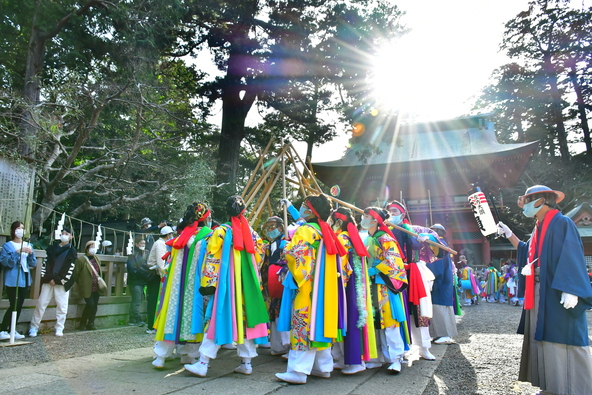 鹿島神宮境内は多くの人々でにぎわいます