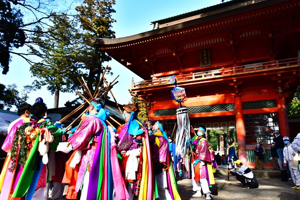 「祭頭囃し」の大行列は、1隊およそ15人、これが20隊あまりが連なります