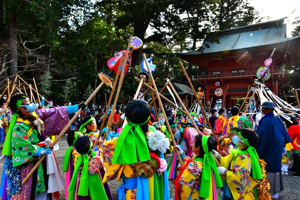 「祭頭囃し」は、「イヤートホヨトホヤァー」の歌に合わせて行われます