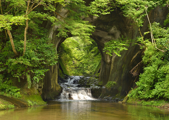 小さな滝が洞窟から流れる様子は風情があります（画像提供：大木幹郎 / PIXTA）