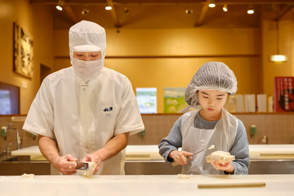 通年開催のかまぼこ作り体験の様子