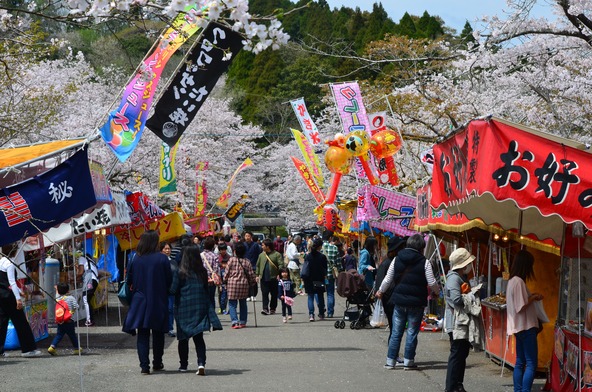 会場には、桜の開花にあわせて屋台も出店されます