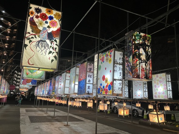 自由な発想で描かれた絵どうろうが並びます