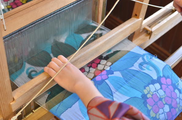 「秩父神社」の神様である知々夫彦命（ちちぶひこのみこと）が住民たちに養蚕と機織りの技術を伝えたといわれる「秩父銘仙」（画像提供：秩父市）