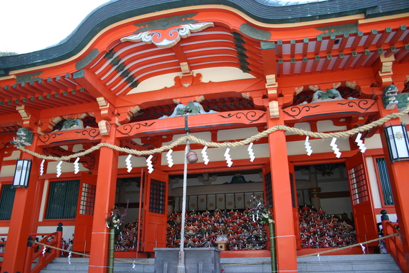 「淡嶋神社」の境内には、境内には全国から奉納された人形が並びます（画像提供：和歌山市観光協会）