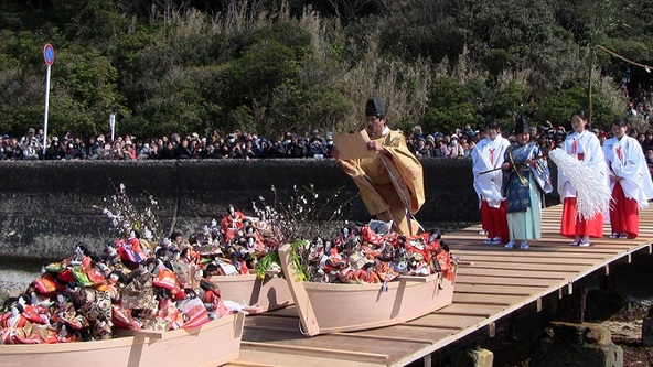 「雛流し」が現在のような形で行われるようになったのは1962年（昭和37年）からといわれています（画像提供：和歌山市観光協会）