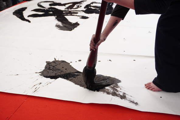 ダイナミックな書道の実演も！