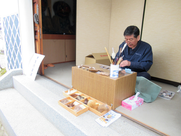 1.000年の歴史をもつ伝統的工芸品・奈良筆が製造される様子を間近で見学できます