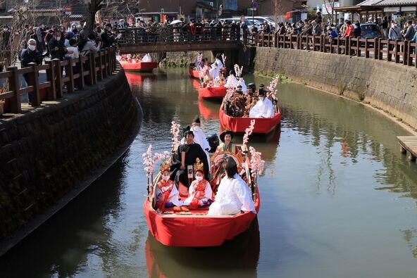 小野川を運航する雛舟