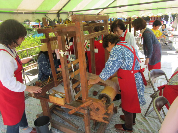 はた織り体験を通じてものづくりの大切さを学ぶことができます