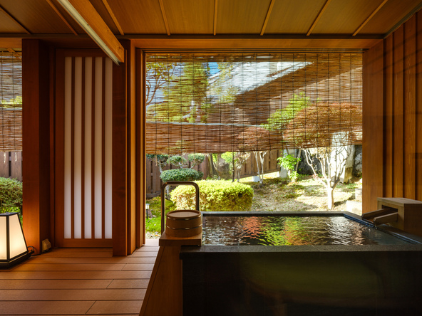 昼神温泉の宿「石苔亭（せきたいてい）いしだ」には、内湯や貸切風呂のほか、洞窟風岩風呂など趣向を凝らしたお風呂を備えています
