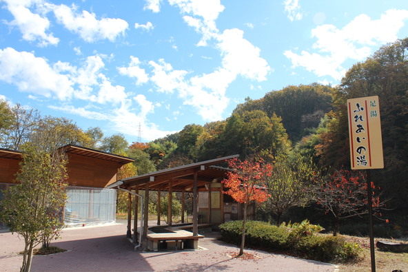 最大15人まで利用できる足湯「ふれあいの湯」（画像提供：阿智昼神観光局）