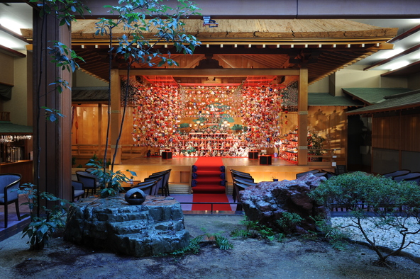 能舞台に鎮座する2,000体の雛飾り