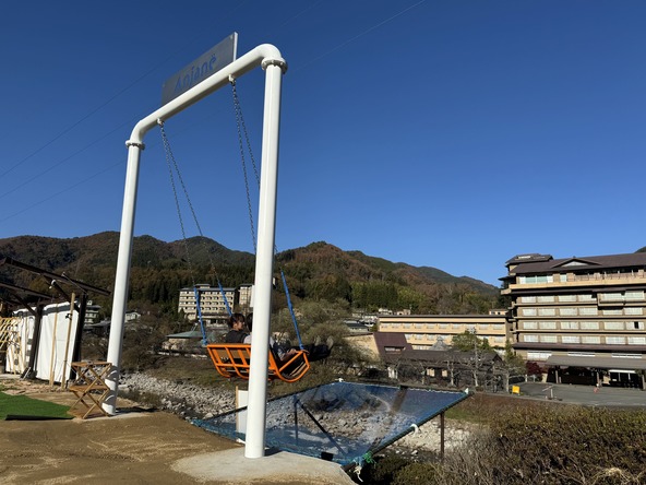 約120台収容可能な大型駐車場に設置された大型ブランコ