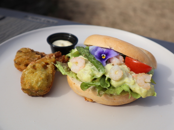 海老とアボカドサラダの春野菜ベーグルサンド