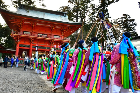 「祭頭囃し」の大行列は、1隊およそ15人、これが20隊あまりが連なります