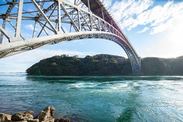 「西海橋」とダイナミックなうず潮（写真提供：長崎県観光連盟）