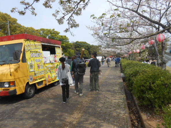 会場には屋台も登場します