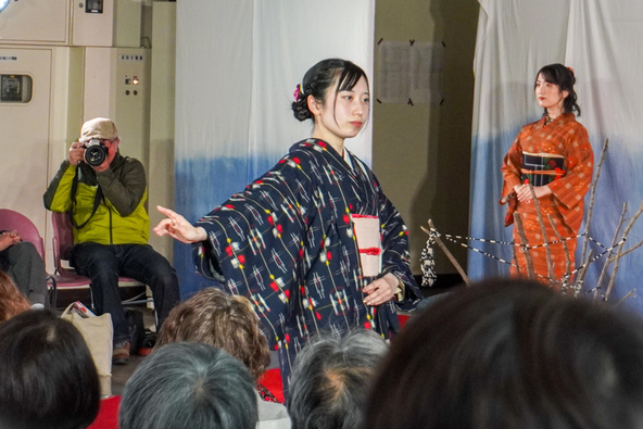 久留米絣のファッションショーは、両日11時30分～、15時～で実施されます