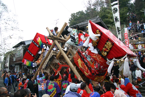 力と力がぶつかる”練り合い”で、会場の熱気も一気に高まります