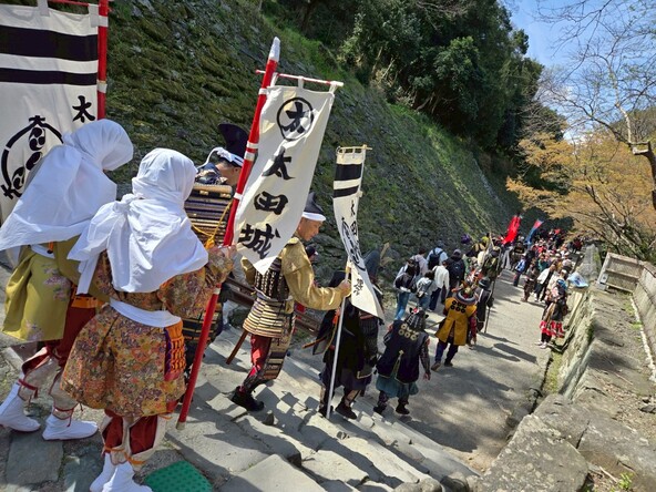 まるで戦国時代にタイムスリップしたような光景が広がります