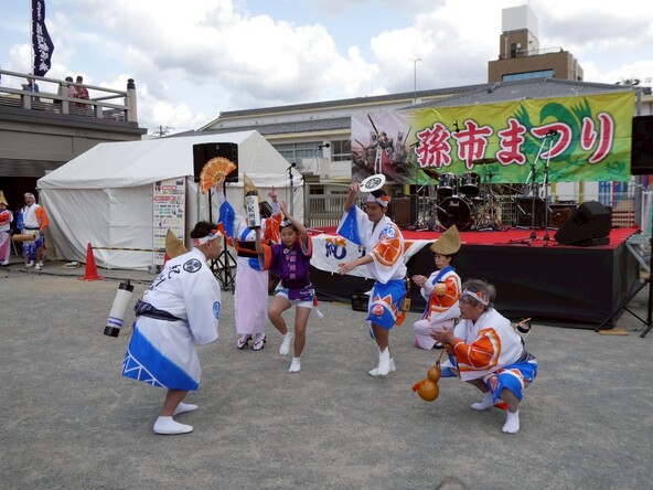 「阿波おどり紀州連」による息の揃った踊りが披露されます