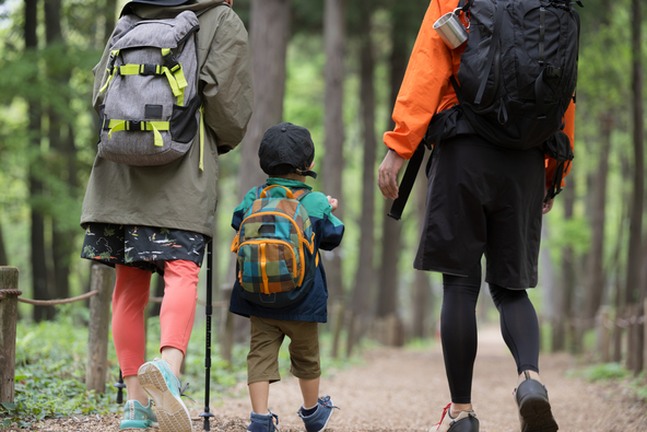 自然散策には運動靴などでおでかけください（画像提供：kapinon / PIXTA）