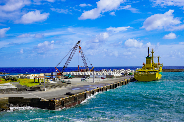 八丈島「底土（そこど）港」。波の高さや風向きによっては、「八重根（やえね）港」にも入港します（画像提供：一般社団法人 八丈島観光協会）
