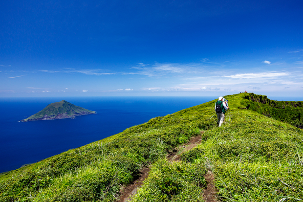ダイナミックな自然を感じるトレッキング（画像提供：一般社団法人 八丈島観光協会）