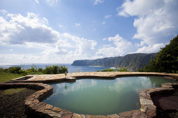 太平洋の大海原を見渡せる大露天風呂（画像提供：一般社団法人 八丈島観光協会）