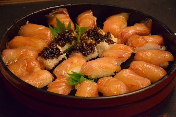 元々は、船で沖に出る際などの鮮度を保つ工夫としてヅケにしていたと言われる「島寿司」。今では、おいしいのでヅケにして食べる食文化が根付いています（画像提供：一般社団法人 八丈島観光協会）