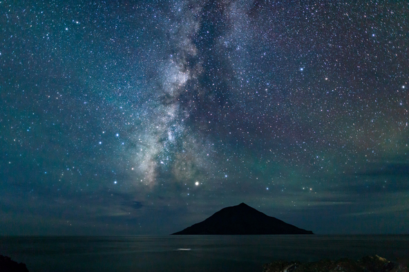 潮風にい吹かれ見上げる満点の星空（画像提供：一般社団法人 八丈島観光協会）