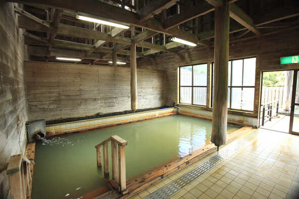 総檜造りの大浴場と露天風呂を完備した「樫立向里温泉『ふれあいの湯』」（画像提供：一般社団法人 八丈島観光協会）