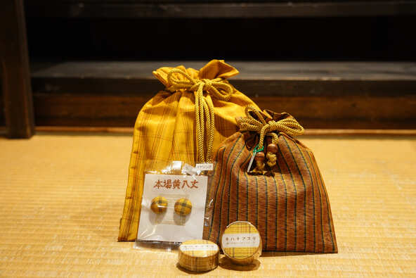 東京都指定無形文化財に指定されている「黄八丈」。マスタードイエローのように濃く、深い黄色は「黄八丈ならでは（画像提供：一般社団法人 八丈島観光協会）