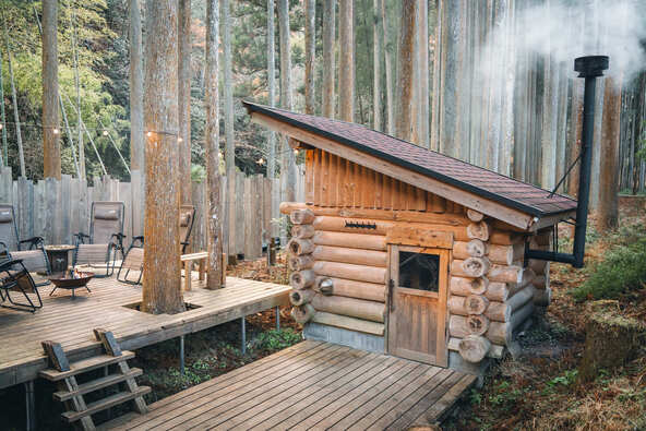 目の前に川が流れるプライベートサウナ「sauna en」