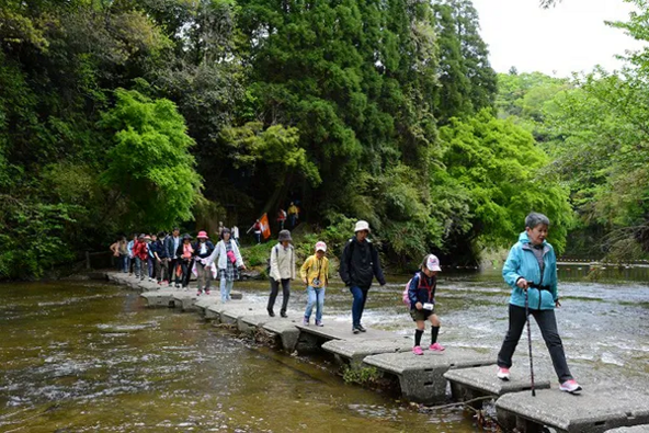 水辺のハイキングも人気。滑りにくく歩きやすい靴ででかけましょう！