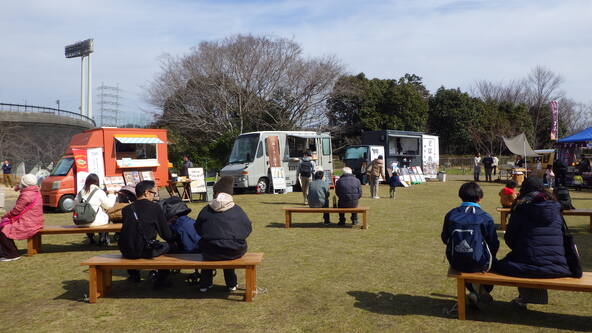 キッチンカーが並ぶ広場にはベンチも用意されているので、休憩にもぴったり！