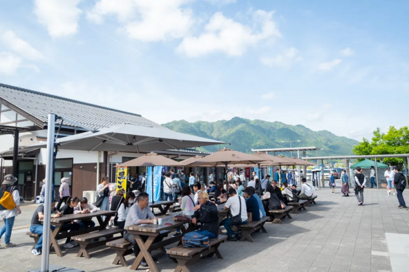 丹波のおいしいものが集まる「道の駅 丹波おばあちゃんの里」。芝生広場や大型遊具も併設しています