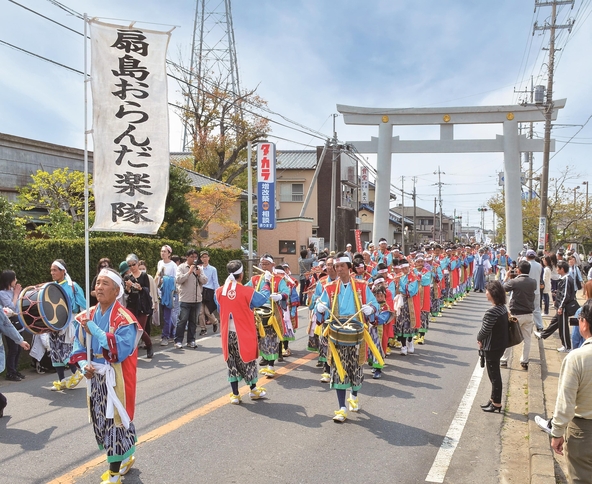 行列を先導するおらんだ楽隊
