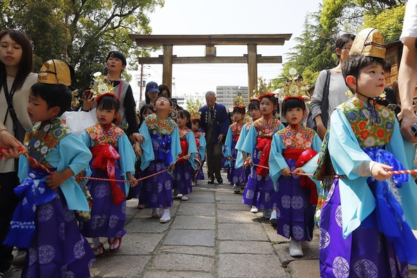 行列には稚児とよばれる子供たちも参加します！