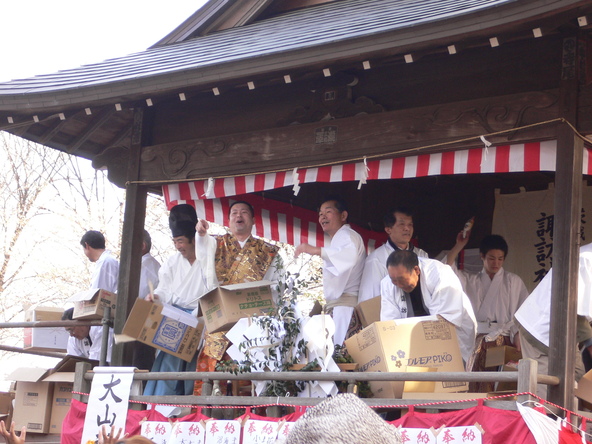 福餅などが撒かれる場面も！