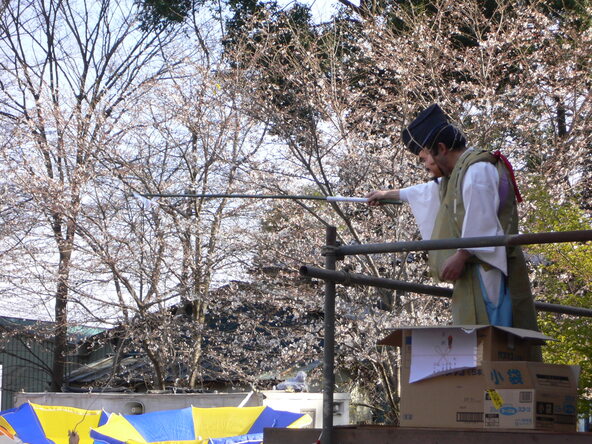 「恵比寿の舞」で福餅を付けた釣り糸を垂らす様子