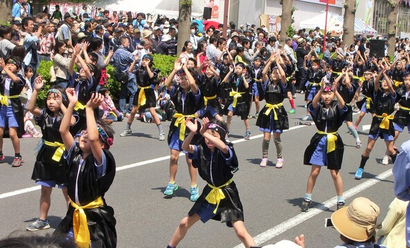 地元小学生による迫力満点のロック・ソーラン