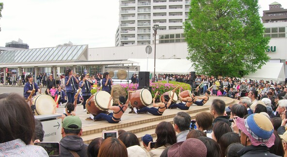 和太鼓の演奏など、幅広いパフォーマンスで祭りを盛り上げます