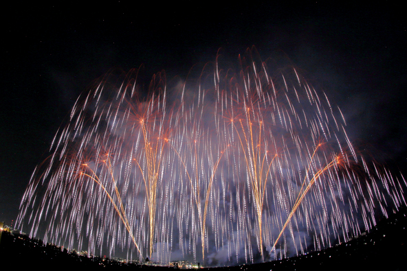 桜島を望むロケーションを生かした演出も大きな特徴です